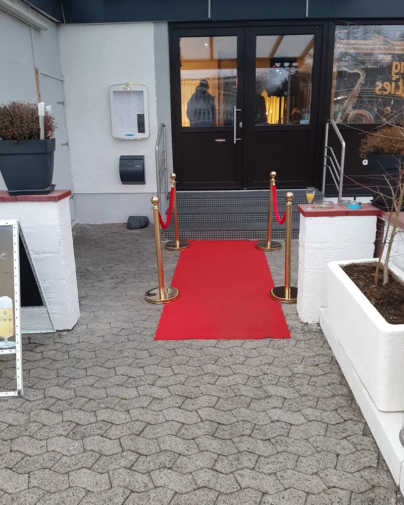 Der Eingang von Sieben Märchen unter dem Vordach