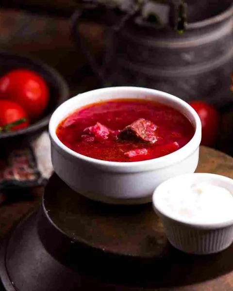 Ein Teller Borsch mit Schmand