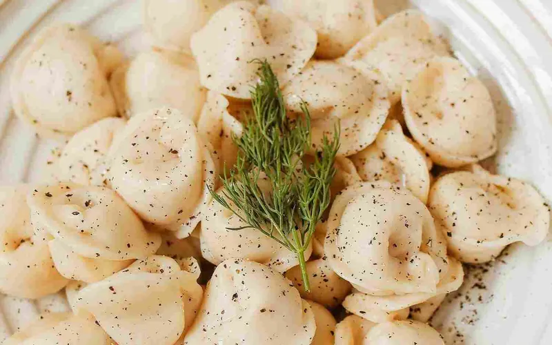 Ein Teller Pelmeni mit Schmand
