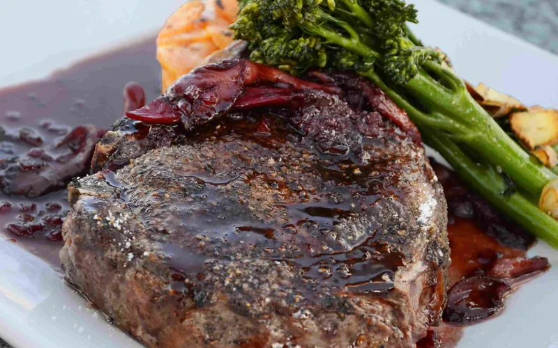 Gegrilltes Fleisch mit Beilage